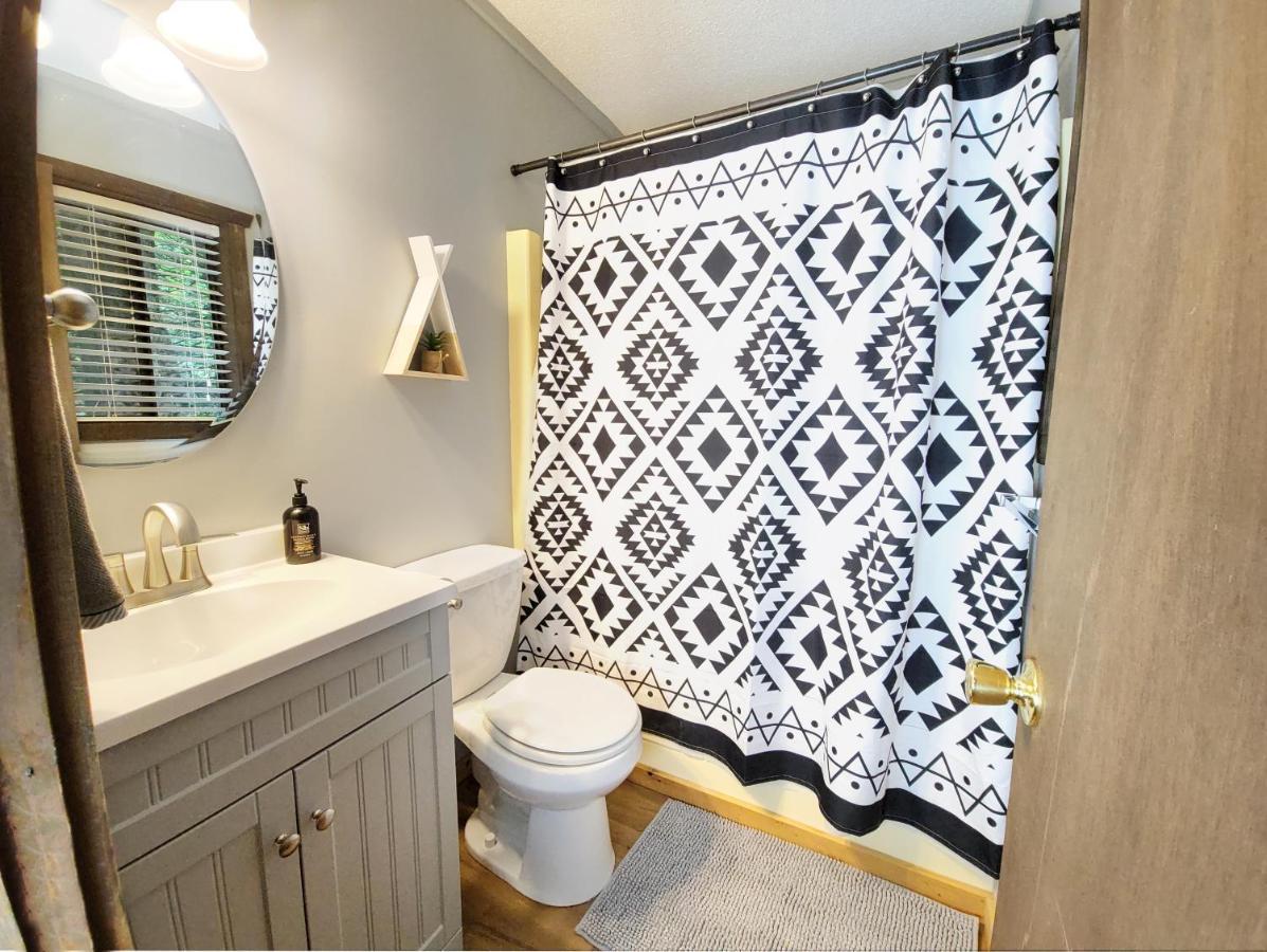 Firepit, Bbq, Ac, Indoor Pool, King Bed, Self Check In, Indoor Fireplace, Free Amenities